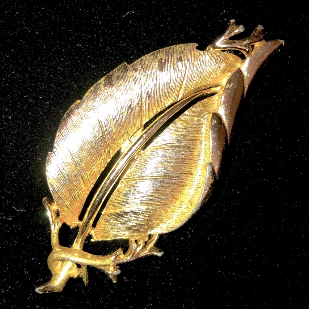 Vintage Brooch Gold Tone Leaf Highly Detailed Beautiful Statement Piece